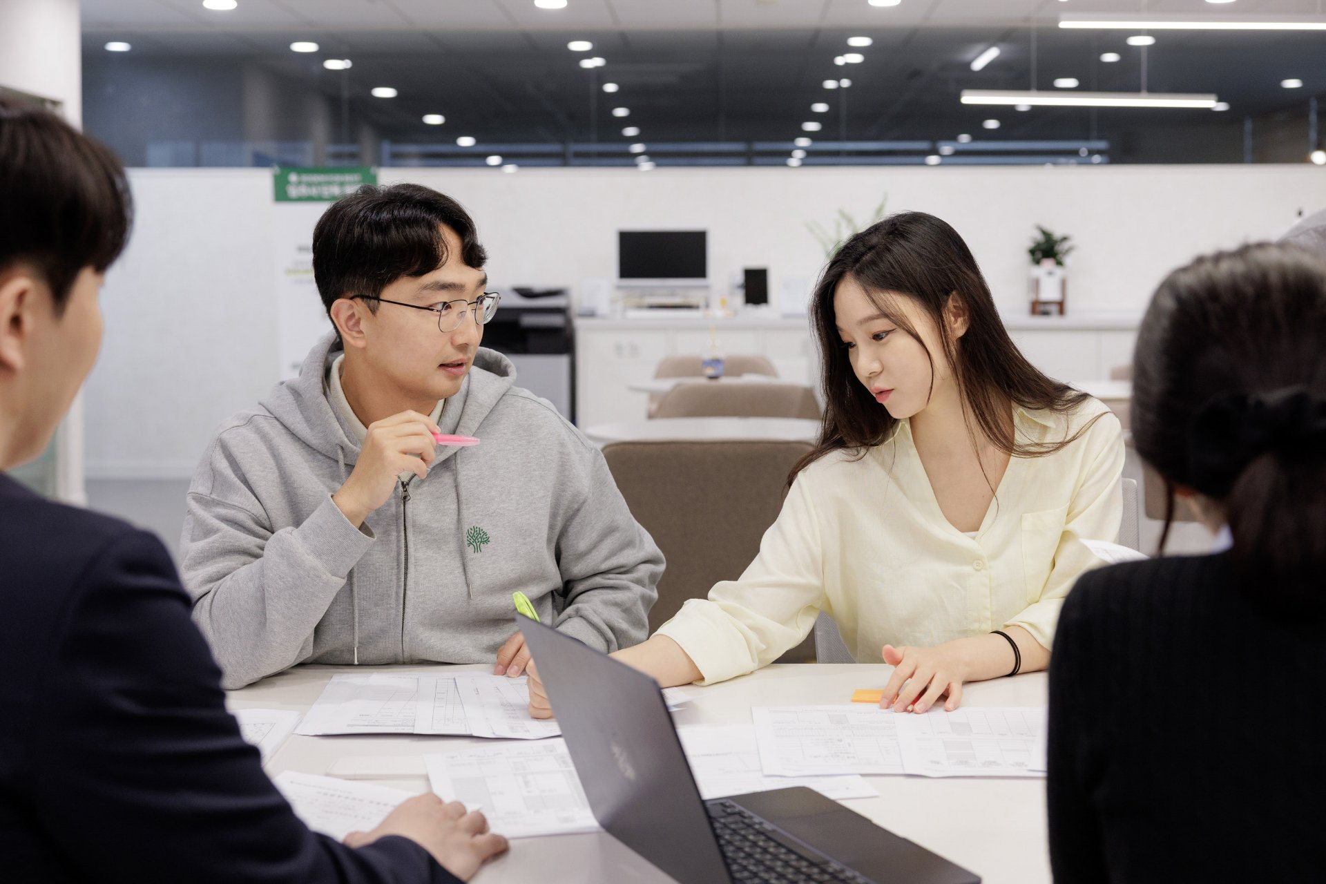 세무사가 고객과 노트북·서류를 보며 상담하는 모습