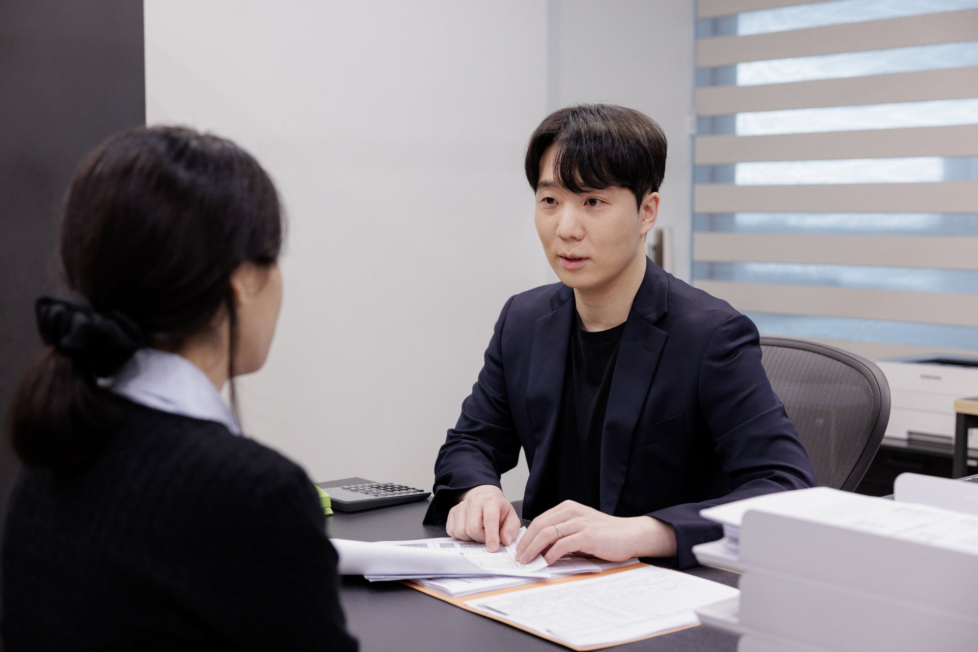 세무사와 고객이 마주 앉아 상담하는 모습